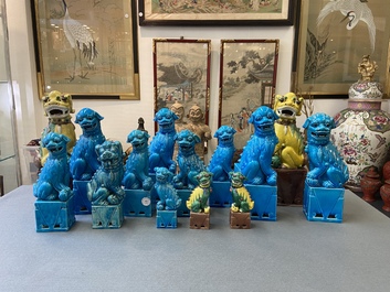 Veertien Chinese monochrome turquoise en famille verte modellen van boeddhistische leeuwen, 19/20e eeuw