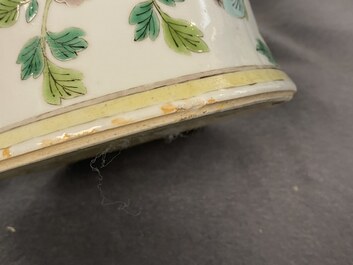 Un vase de forme 'meiping' en porcelaine de Chine famille verte &agrave; d&eacute;cor de ph&eacute;nix, 19&egrave;me