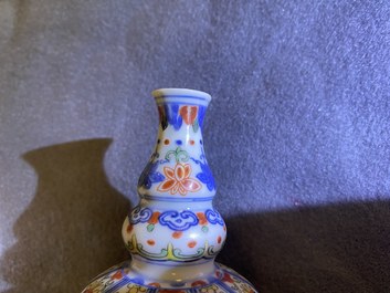 Un vase en porcelaine de Chine famille rose, un bol aux dragons et un vase wucai, R&eacute;publique