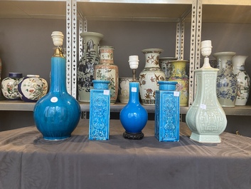 Quatre vases en porcelaine de Chine turquoise monochrome et un en c&eacute;ladon, 19/20&egrave;me