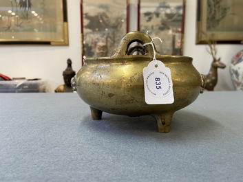 Een Chinese driepotige bronzen wierookbrander met olifanten, Qing