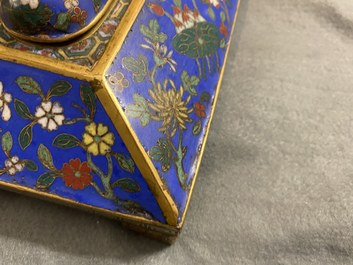 Un n&eacute;cessaire de bureau en &eacute;maux cloisonn&eacute;s, Chine, 19&egrave;me