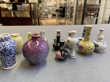 Vingt-huit vases miniatures en porcelaine de Chine en bleu et blanc et famille rose, Kangxi et apr&egrave;s