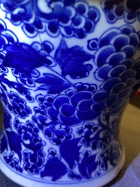 Un vase en porcelaine de Chine en bleu et blanc &agrave; d&eacute;cor de ph&eacute;nix, Kangxi