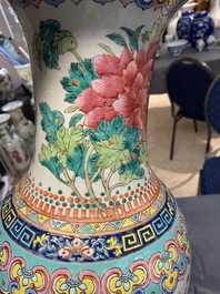 Un vase en porcelaine de Chine famille rose &agrave; d&eacute;cor de poissons d'or, 19&egrave;me