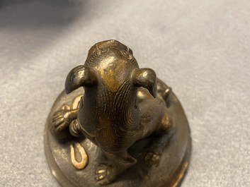 Een Chinese deels vergulde bronzen driepotige wierookbrander met deksel, Ming