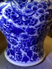 Un vase en porcelaine de Chine en bleu et blanc &agrave; d&eacute;cor de ph&eacute;nix, Kangxi