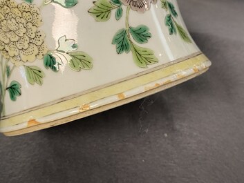 Un vase de forme 'meiping' en porcelaine de Chine famille verte &agrave; d&eacute;cor de ph&eacute;nix, 19&egrave;me