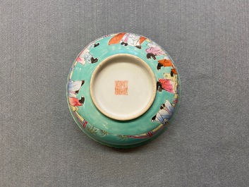Een Chinese famille rose kom met turquoise fondkleur, Qianlong merk, Republiek