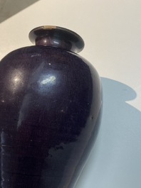 Een Chinese monochrome aubergine-geglazuurde 'meiping' vaas, Ming
