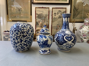 Trois vases en porcelaine de Chine en bleu et blanc, 19&egrave;me