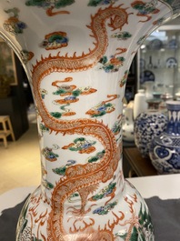 Un vase de forme 'yenyen' en porcelaine de Chine famille verte, marque de Kangxi, 19&egrave;me