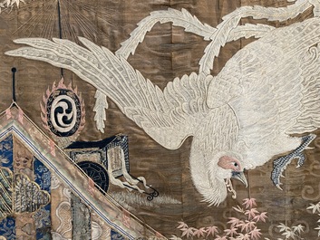 Een groot Japans geborduurd zijden paneel met een feniks, Meiji, 19e eeuw