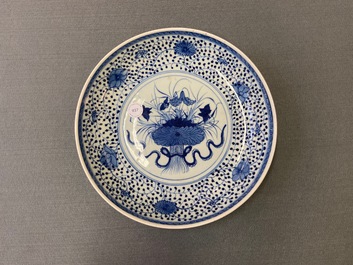 Een Chinese blauw-witte schotel met een lotusboeket, Qianlong/Jiaqing