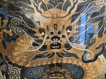 Un grand panneau en broderie de soie et de fil d'or &agrave; d&eacute;cor d'un dragon imp&eacute;rial, Chine, Qing