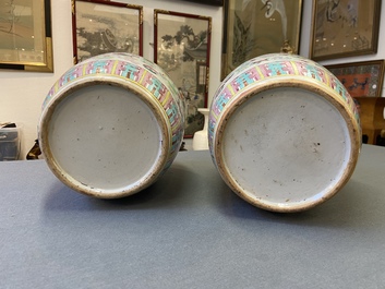 Une paire de pots couverts en porcelaine de Chine famille rose &agrave; d&eacute;cor d'antiquit&eacute;s, 19&egrave;me