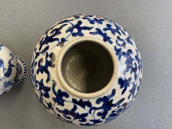 Trois vases en porcelaine de Chine en bleu et blanc, 19&egrave;me