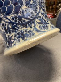 Un vase en porcelaine de Chine en bleu et blanc &agrave; d&eacute;cor de ph&eacute;nix, Kangxi