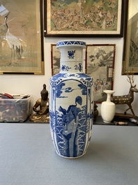 Un vase de forme rouleau en porcelaine de Chine en bleu et blanc, marque de Kangxi, 19&egrave;me