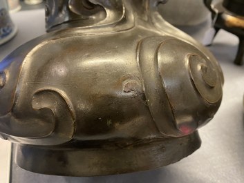 Een ongewone Chinese bronzen zo&ouml;morfe 'zun' vaas, Kangxi