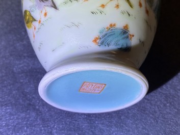 Un vase en porcelaine de Chine famille rose, un bol aux dragons et un vase wucai, R&eacute;publique