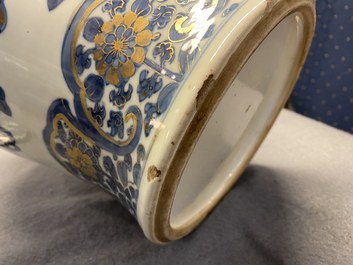 Un vase couvert en porcelaine de Chine en bleu et blanc rehauss&eacute; d'or, Kangxi/Yongzheng