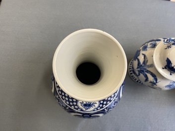 Trois vases en porcelaine de Chine en bleu et blanc, 19&egrave;me