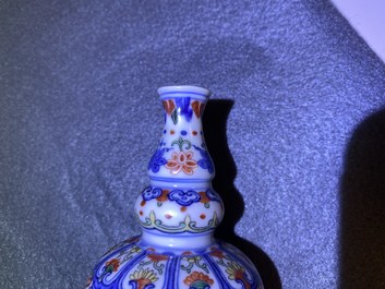 Un vase en porcelaine de Chine famille rose, un bol aux dragons et un vase wucai, R&eacute;publique