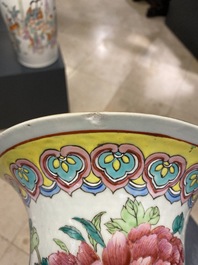 Un vase en porcelaine de Chine famille rose &agrave; d&eacute;cor de poissons d'or, 19&egrave;me