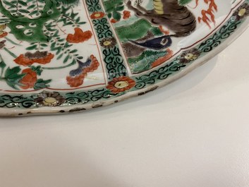 Un plat en porcelaine de Chine famille verte &agrave; d&eacute;cor d'animaux mythiques, Kangxi