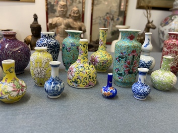 Vingt-huit vases miniatures en porcelaine de Chine en bleu et blanc et famille rose, Kangxi et apr&egrave;s