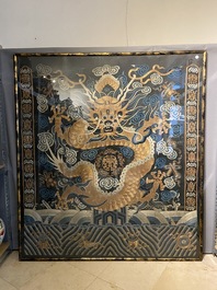 Un grand panneau en broderie de soie et de fil d'or &agrave; d&eacute;cor d'un dragon imp&eacute;rial, Chine, Qing