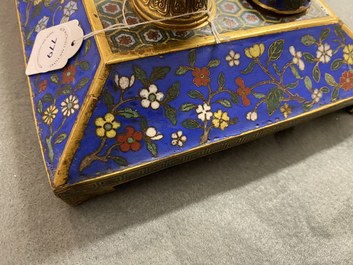 Un n&eacute;cessaire de bureau en &eacute;maux cloisonn&eacute;s, Chine, 19&egrave;me