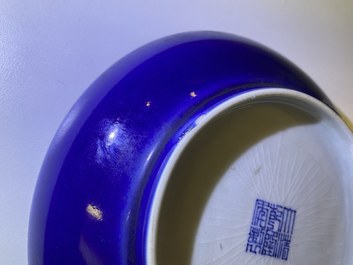 Une coupe en porcelaine de Chine en bleu monochrome, marque et &eacute;poque de Qianlong