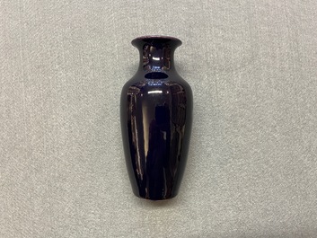 Un vase en porcelaine de Chine aubergine monochrome, Kangxi