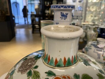 Un vase de forme 'meiping' en porcelaine de Chine famille verte &agrave; d&eacute;cor de ph&eacute;nix, 19&egrave;me