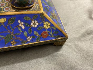 Un n&eacute;cessaire de bureau en &eacute;maux cloisonn&eacute;s, Chine, 19&egrave;me