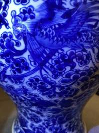 Un vase en porcelaine de Chine en bleu et blanc &agrave; d&eacute;cor de ph&eacute;nix, Kangxi