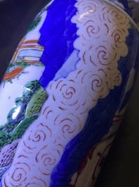Een Chinese wucai rouleau vaas en een blauw-witte en koperrode vaas, 19/20e eeuw