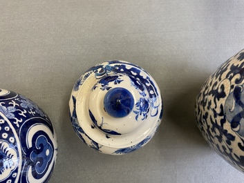 Trois vases en porcelaine de Chine en bleu et blanc, 19&egrave;me