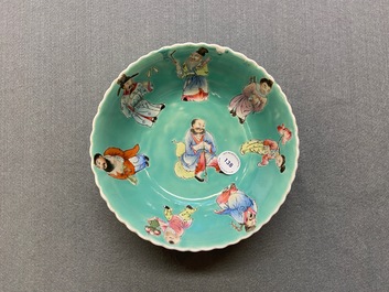 Un bol en porcelaine de Chine famille rose sur fond turquoise, marque de Qianlong, R&eacute;publique
