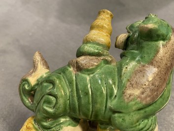 Une paire de porte-encens en forme de lions bouddhistes en biscuit &eacute;maill&eacute; sancai, Ming