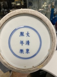 Un vase de forme 'yenyen' en porcelaine de Chine famille verte, marque de Kangxi, 19&egrave;me