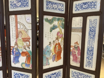 Un &eacute;cran &agrave; cinq feuilles en bois aux plaques en porcelaine de Chine famille rose, 19&egrave;me