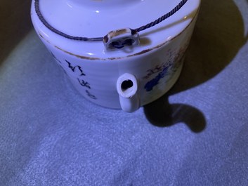 Une th&eacute;i&egrave;re couverte en porcelaine de Chine qianjiang cai, 19/20&egrave;me