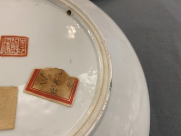 Une paire d'assiettes en porcelaine de Chine famille rose &agrave; d&eacute;cor de femmes dans un jardin, R&eacute;publique