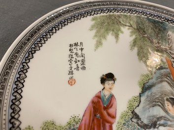 Een paar Chinese famille rose borden met dames in een tuin, zegelmerk, Republiek