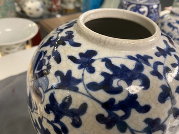 Trois vases en porcelaine de Chine en bleu et blanc, 19&egrave;me