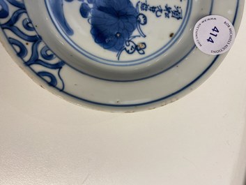 Een Chinees blauw-wit bordje met chrysanten en een gedicht, Tianqi merk en periode