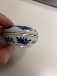 Acht Chinese blauw-witte schotels, een schaal en drie dekseldoosjes, Yongzheng en later